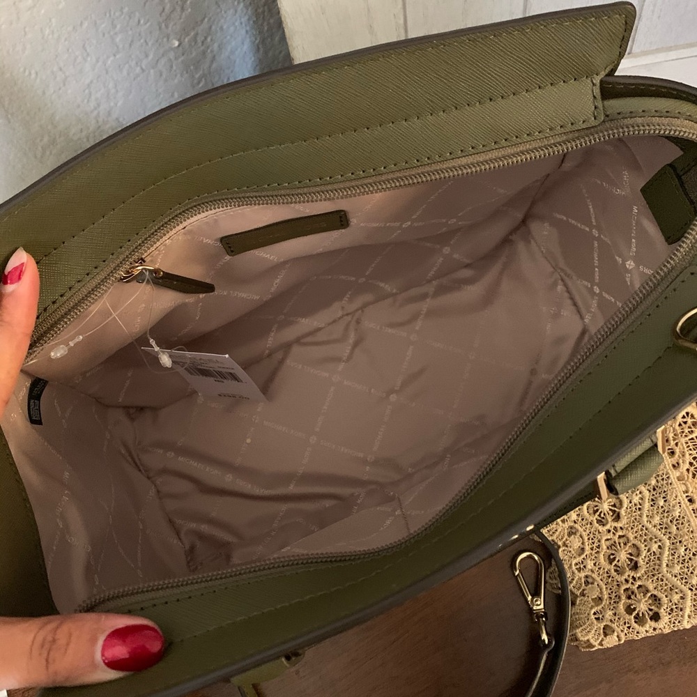 Last one ✨ New MK M/ Selma satchel 🌿 - Picture 6 of 8
